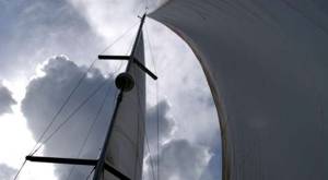 Velas abiertas navegando